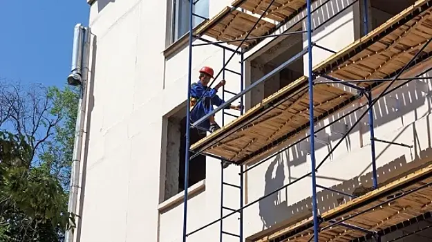 В поликлинике на ул. Цюрупы началась реконструкция фасада