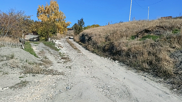 Житель Саратовского района показал администрации жуткую дорогу без ремонта