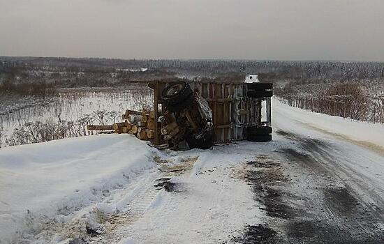 В Верхнекамском районе лесовоз опрокинулся на обледеневшей дороге