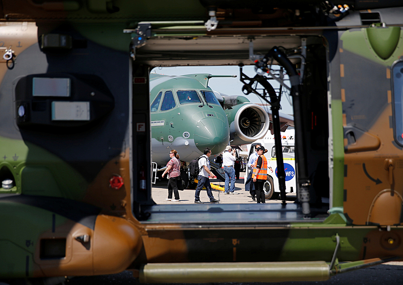 Двухмоторный транспортный самолет средней дальности "KC-390" бразильской компании Embraer