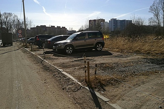 Битва за парковку: кому можно отгораживать место под машину во дворе