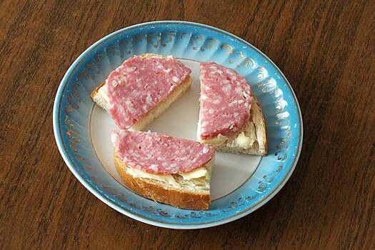 Россиянам посоветовали есть меньше колбасы и хлеба