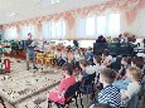 Сотрудник УИИ УФСИН России по Алтайскому краю презентовал свою книгу воспитанникам социально-реабилитационного центра для несовершеннолетних