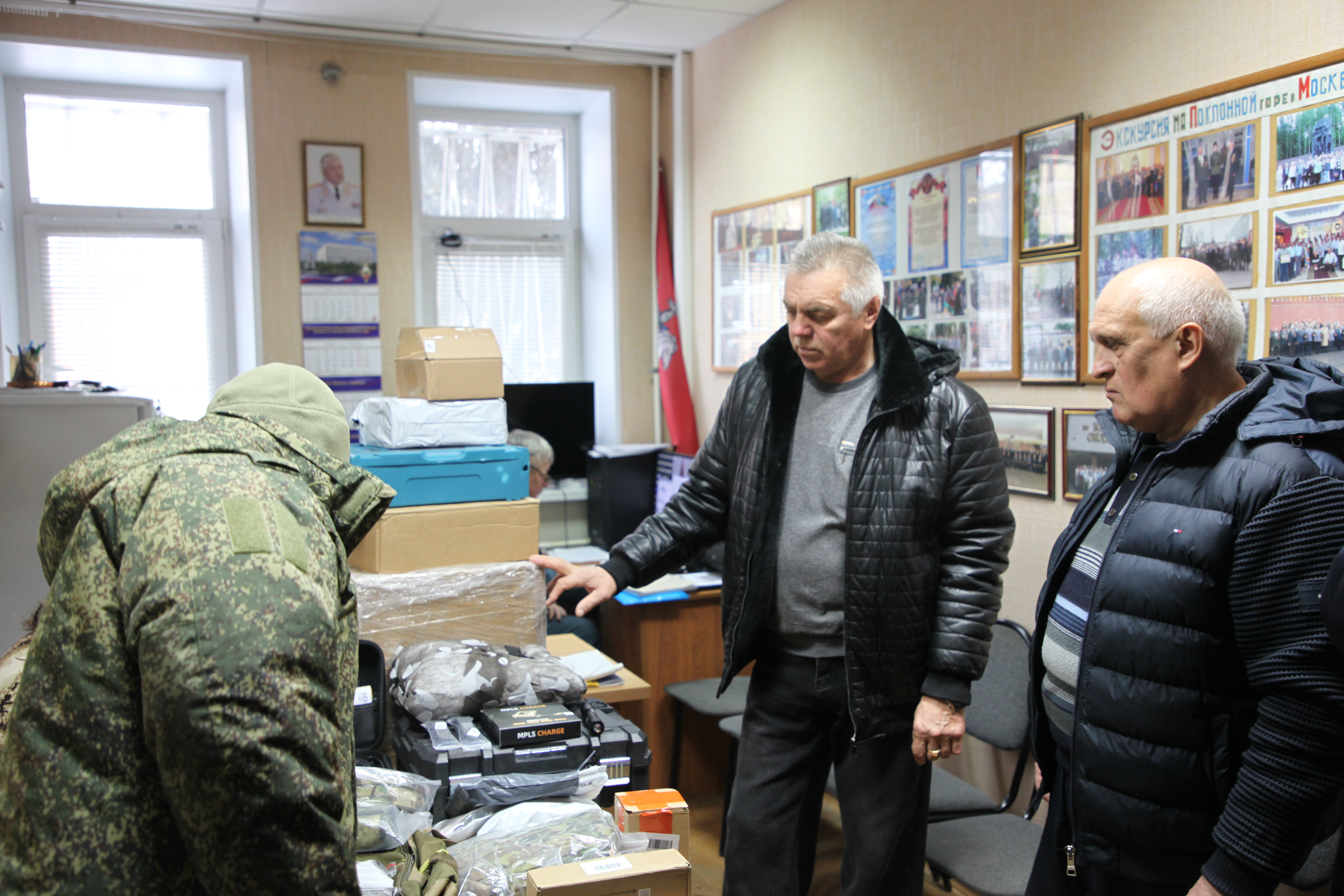 В Орле ветераны органов внутренних дел собрали и передали гуманитарную помощь бойцам СВО