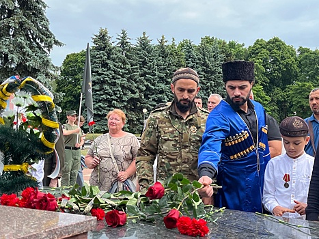Национальные и религиозные общины возложили цветы к Вечному огню в День России в Курске