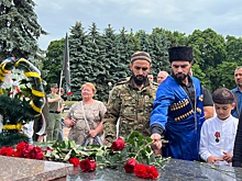 Национальные и религиозные общины возложили цветы к Вечному огню в День России в Курске