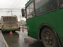 ДТП с автобусом парализовало движение на проспекте Маркса