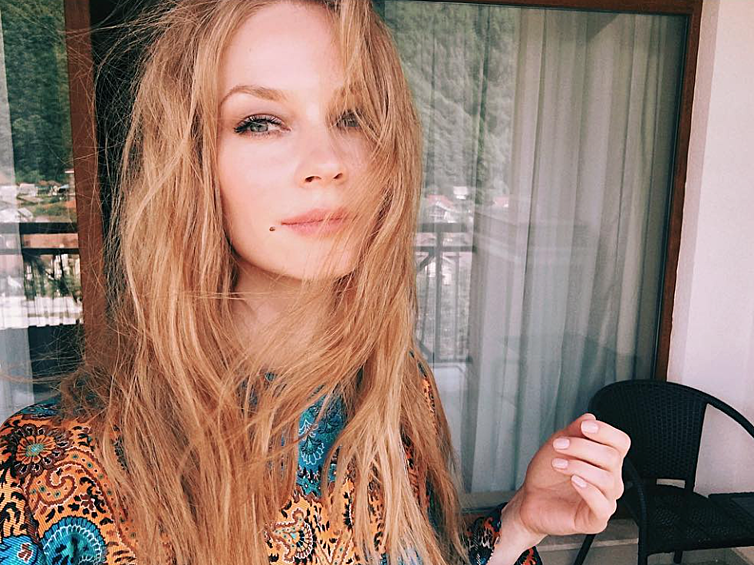 В Сочи уже в 28-й раз стартовал «Кинотавр» — главный фестиваль отечественного кино. Как знаменитости проводят время вне премьер и красных ковровых дорожек — ищите в нашей фотогалерее