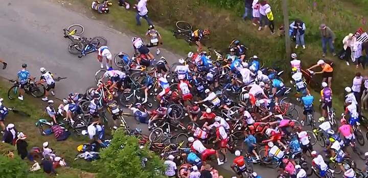 Оргкомитет «Тур де Франс» отозвал судебный иск против болельщицы, из-за которой случился массовый завал