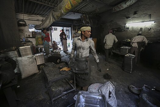 В Индии шесть человек погибли из-за утечки ядовитого газа на сталелитейном заводе