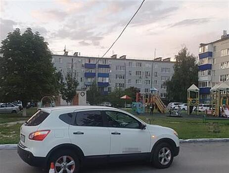 Юный сызранец выбежал из-за припаркованных машин и попал под колеса иномарки