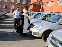 Тюменский священник освятил 56 новых автомобилей, выданных полицейским