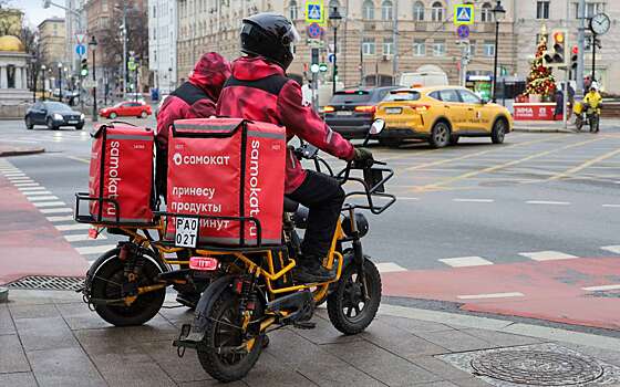 Номерные знаки, тормоза и ограничение скорости. В Москве ужесточили требования к курьерам