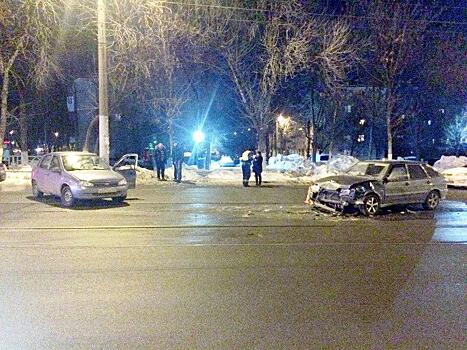 В Самаре водитель LADA пострадал при столкновении с ВАЗ-2114