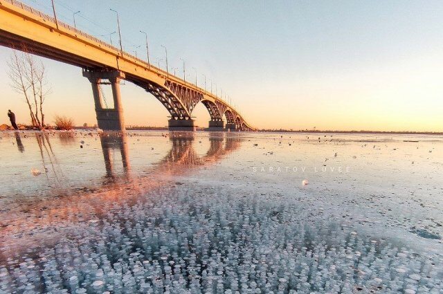 Саратовцам приглянулась замерзшая Волга