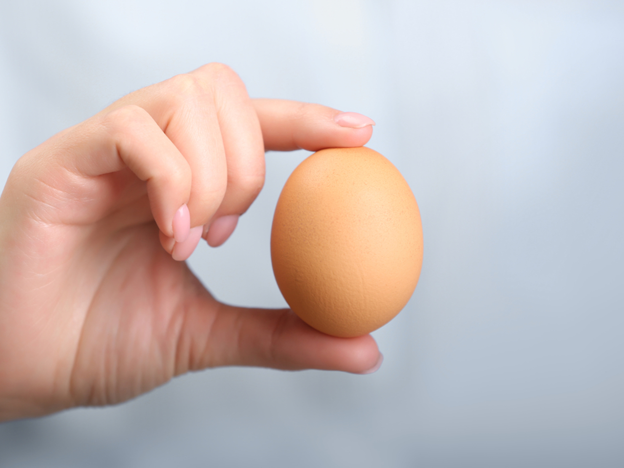 Почему нельзя раздавить яйцо одной рукой: причины и последствия