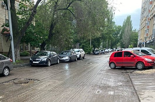 Жительница Саратова рассказала о забытой дорожниками улице Бахметьевской