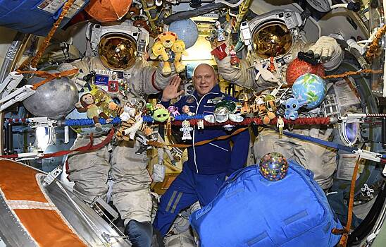 Космонавты собрали "экипаж игрушек" на МКС ко Дню защиты детей