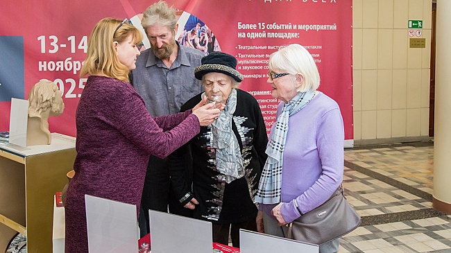 Трогать разрешается: в Ростове для незрячих устроили  выставку с "ручными" экспонатами