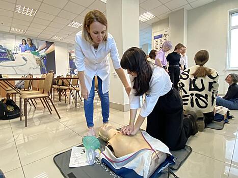 Школьники Приморья примерили на себя роль медсестер в симуляционном центре ТГМУ