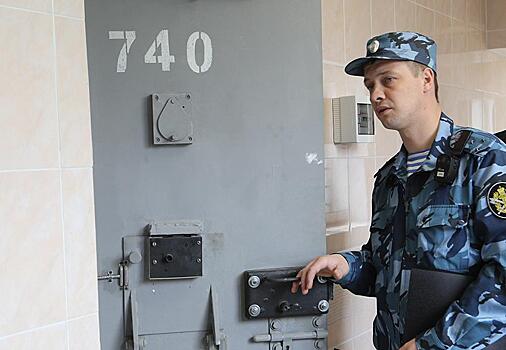 Российского военного — взяточника посадили в камеру с телевизором и холодильником
