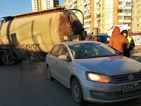 Попавший в ДТП в Ростовской области "Камаз" в момент аварии мыл дорогу