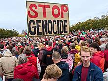 Десятки человек в Амстердаме вышли на демонстрацию за мир