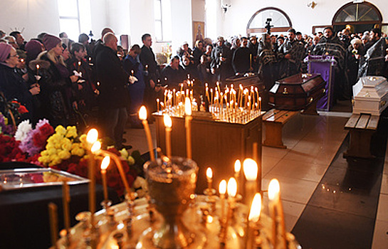 В день траура прошли первые похороны погибших при пожаре в Кемерове и аресты подозреваемых