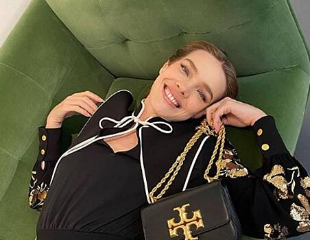 Модно утеплилась: 38-летняя Водянова подобрала к горчичному пальто замшевые сапоги