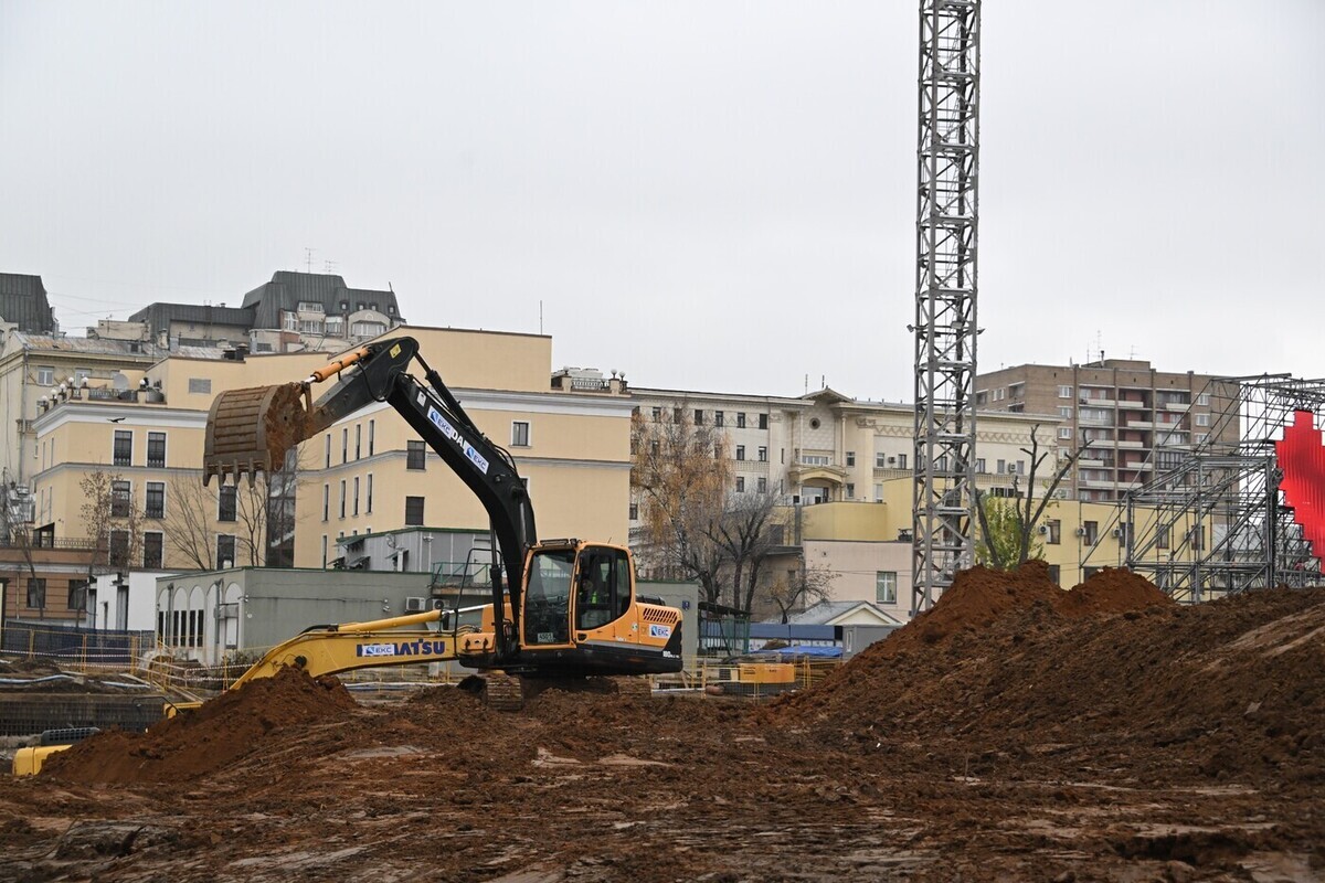 Рабочая техника перевернулась при сносе здания в Петербурге