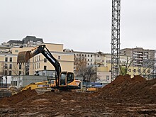 Рабочая техника перевернулась при сносе здания в Петербурге