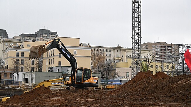 Рабочая техника перевернулась при сносе здания в Петербурге