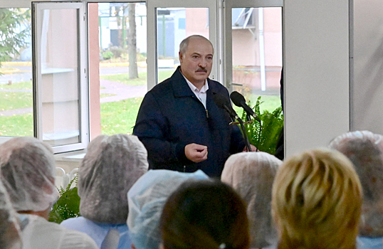 Лукашенко о соблюдении антиковидных мер: «Щупаете везде, даже женщин не щадя»