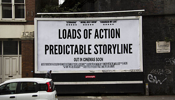 Британец безжалостно издевается над киноафишами, дорожными знаками и рекламой