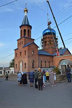 В поселке Коксовом в храме установили центральный купол