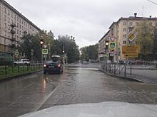 Сточные воды затопили в Петербурге улицу Ленсовета