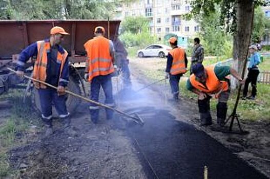 В Омске обустраивают тротуары