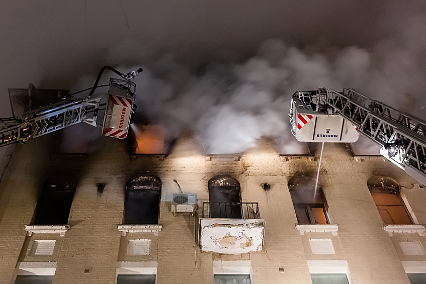  Пожар на Никитском бульваре в доме №12 постройки 1912 года, являющимся объектом культурного наследия, возник сегодня ночью в одной из квартир на пятом этаже и распространился на две тысячи квадратных метров, в результате чего перекрытия между пятым и шестым этажами обрушились