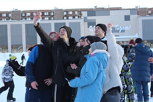 Галопом на коньках: учащиеся Курчатовского района отметили День студента
