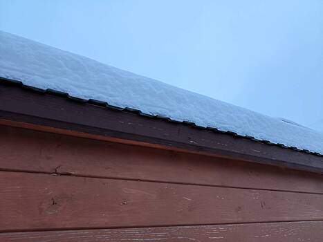 В Подмосковье под тяжестью снега обрушилась крыша дома