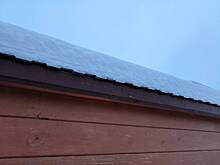 В Подмосковье под тяжестью снега обрушилась крыша дома