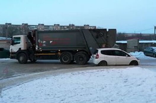 Мусоровоз Scania и легковой автомобиль Honda не поделили дорогу в Оренбурге