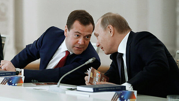 Песков объяснил одновременное отсутствие в России Путина и Медведева