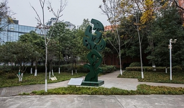 Волгоградский арт-объект «Флора» украсил двор школы в китайском городе Чэнду
