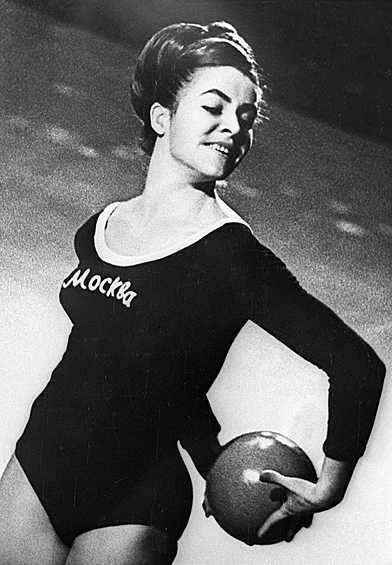 Во второй половине 1960-х на гимнастическом помосте блистала Татьяна Кравченко. На мировом первенстве 1965 года она завоевала свою первую награду высшей пробы в упражнениях без предмета. Два года спустя очаровательная спортсменка выиграла еще одно золото в групповых упражнениях.