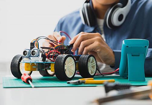 Что подарить мальчикам в школе на 23 февраля: список из 100+ идей подарков для одноклассников