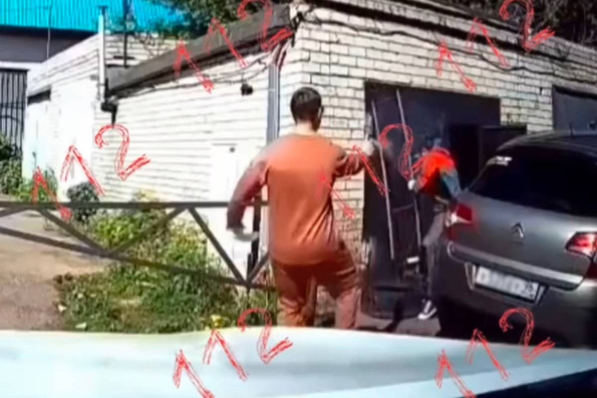 Силовик&nbsp; распылил газовый баллончик в лицо рабочего в российском городе