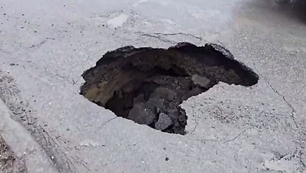 Опасный провал в Бердске: прокуратура требует от администрации действий