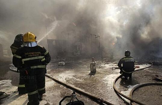 Во Владивостоке не могут потушить крупный пожар на складе, есть пострадавший