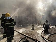 Во Владивостоке не могут потушить крупный пожар на складе, есть пострадавший